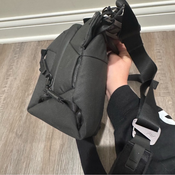 Peak Design Everyday Sling 3L Crossbody Waist Bum Bag in Black - Picture 8 of 11
